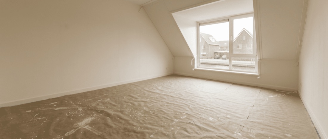 Afgewerkte kamer met dakkapel, wanden gesausd, vloer nog afgedekt